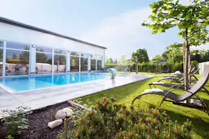 Kur- und Feriencamping Max 1 - Außenpool und Sonnenliegen