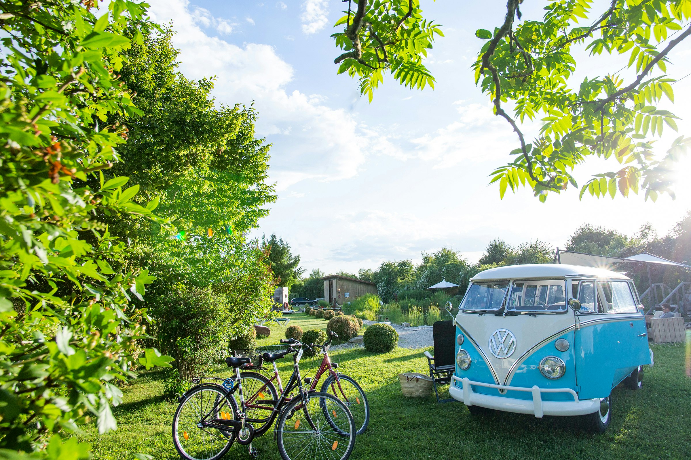 Kur- und Feriencamping Max 1 - Standplatz mit VW Bus und Fahrrädern