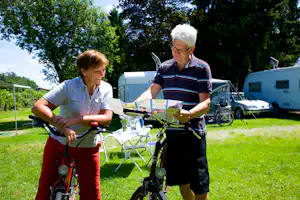 Kur- und Vitalcamping - Gäste auf der Wiese des Campingplatzes