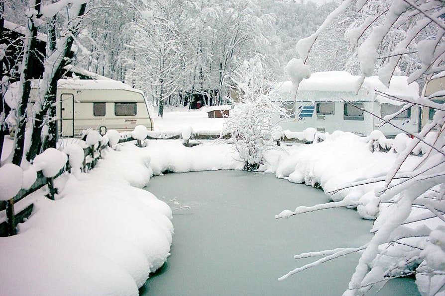 Kurcamping Bertahof - Wohnwagen auf Stellplätzen im Winter