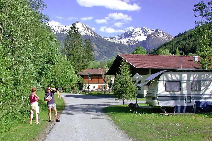 Kurcamping Bertahof - Wohnwagen auf einem Stellplatz