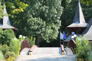Kurcamping Castrum Hévíz - Brücke auf dem Campingplatz