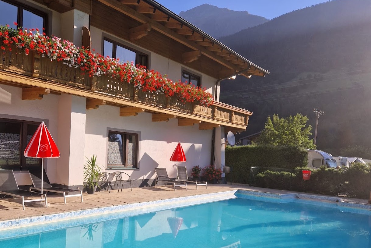 Kurcamping Erlengrund  - Pool im Freien mit Liegestühlen und Sonnenschirmen