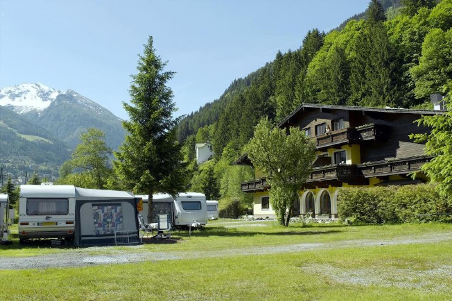 Kurcamping Erlengrund - Wohnwagen und Hauptgebäude des Campingplatzes