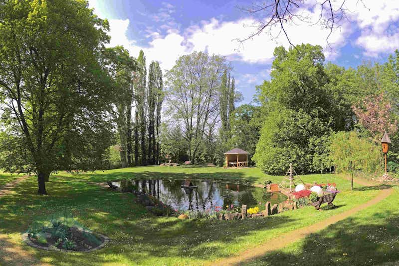 Kurcamping Harz - Grüne Parkanlage mit Teich auf dem Campingplatz