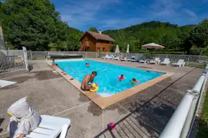 Flower Camping L' Arize - Pool mit Liegestühlen und Sonnenschirmen auf dem Campingplatz