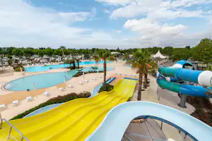La Carabasse - Outdoor-Pools mit Liegestühlen, Sonnenschirmen und Wasserrutschen