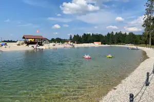 Camping La Cibourg - Blick auf den See mit Badestrand