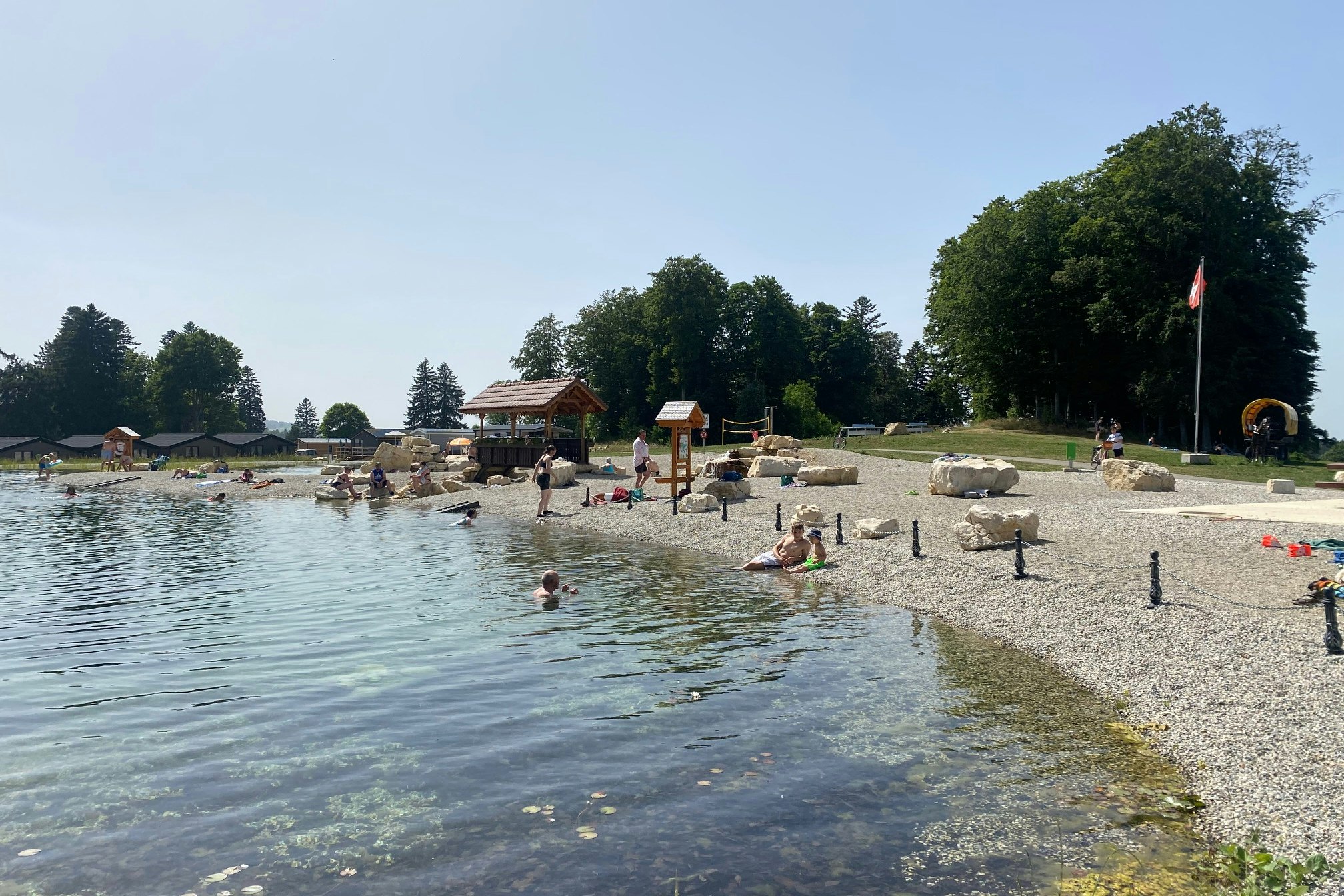 Camping La Cibourg - Blick auf den See mit Badestrand auf dem Campingplatz