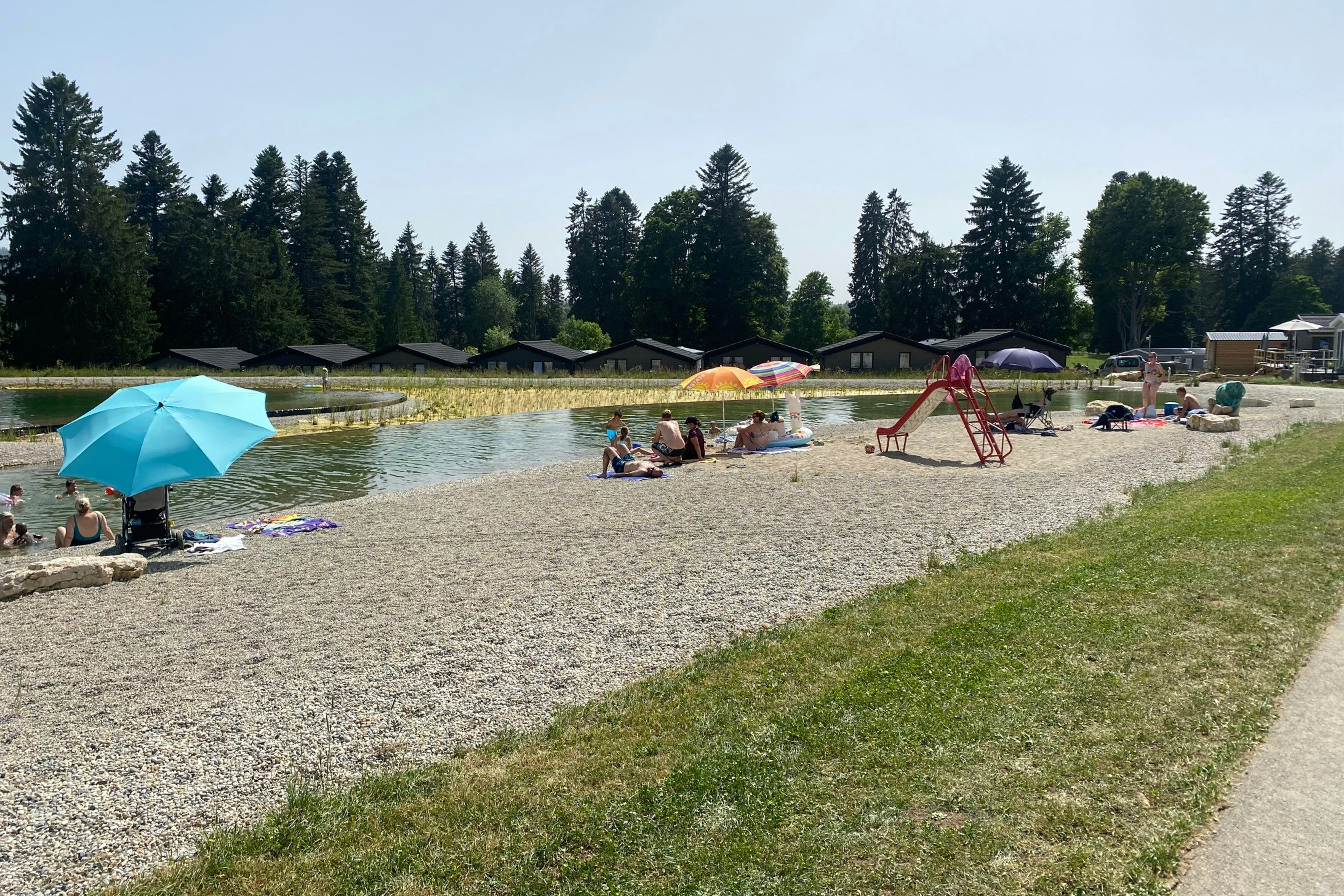 Camping La Cibourg - Kleiner See mit Badestrand auf dem Campingplatz