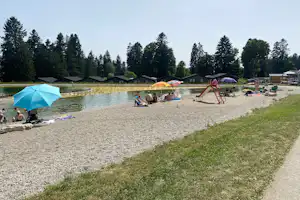 Camping La Cibourg - Kleiner See mit Badestrand auf dem Campingplatz