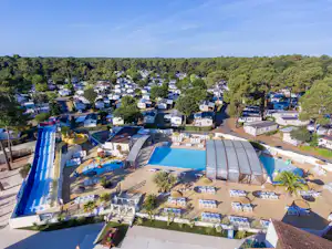 Siblu Camping La Pignade - Luftaufnahme des Campingplatzes mit Pool und Wasserrutschen