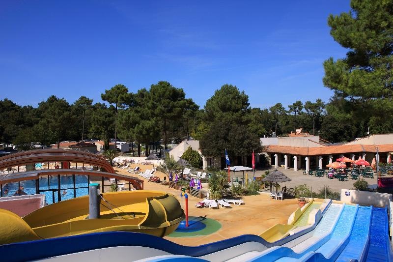 Siblu Camping La Pignade  - Rutschen im Freibad des Campingplatzes