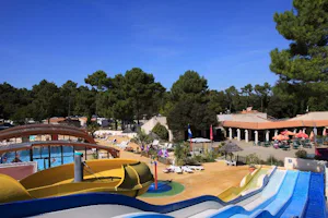 Siblu Camping La Pignade - Rutschen im Freibad des Campingplatzes