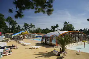 Siblu Camping La Pignade - Pool mit Überdachung auf dem Campingplatz
