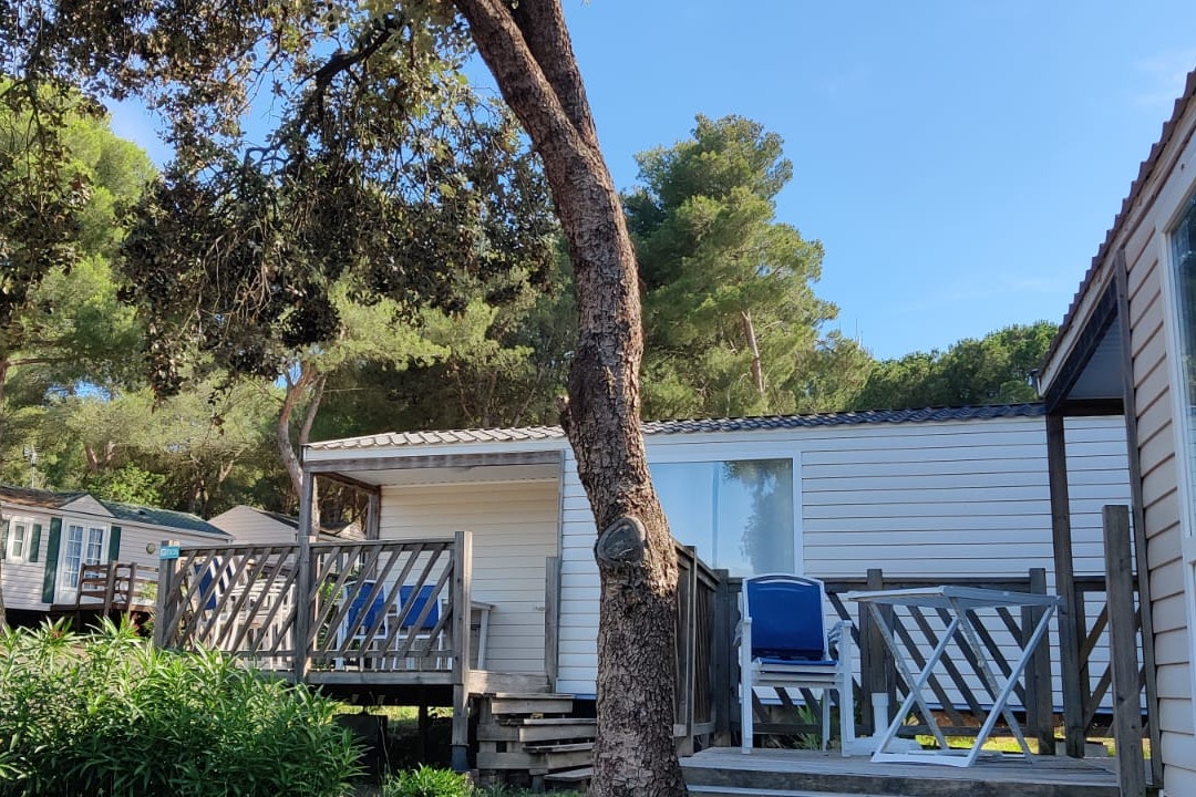 La Pinède  - Mobilheim mit Terrasse auf dem Campingplatz