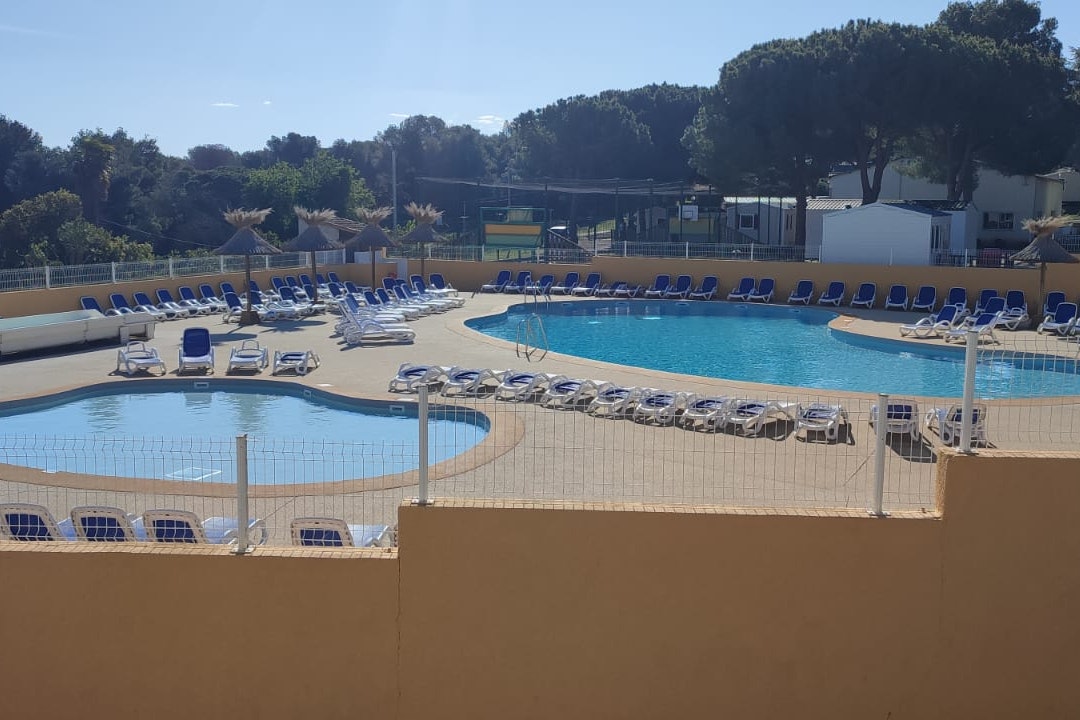 La Pinède - Blick auf das Freibad des Campingplatzes