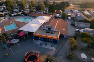 La Pointe Saint-Gildas - Blick auf das Freibad auf dem Campingplatz