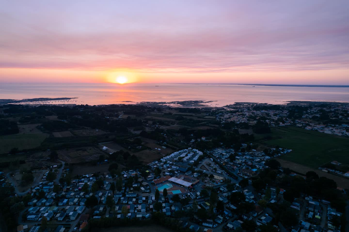 La Pointe Saint-Gildas - Luftaufnahme des Campingplatzes bei Sonnenuntergang