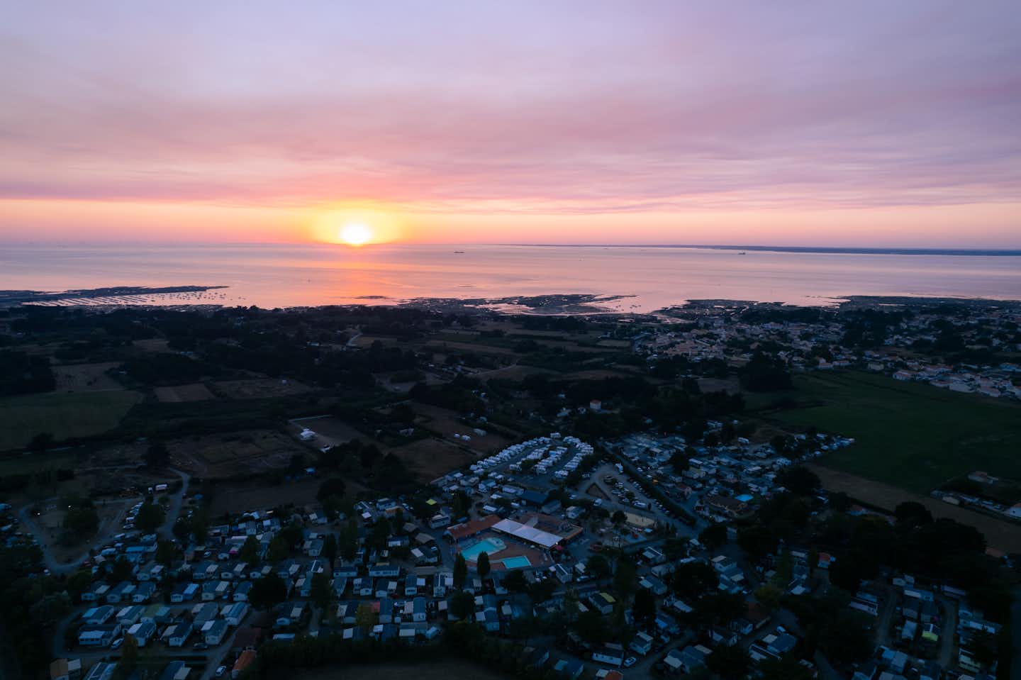 La Pointe Saint-Gildas - Luftaufnahme des Campingplatzes bei Sonnenuntergang