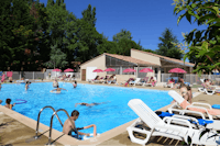 La Porte d' Autan - Pool mit Liegestühlen und Sonnenschirmen auf dem Campingplatz