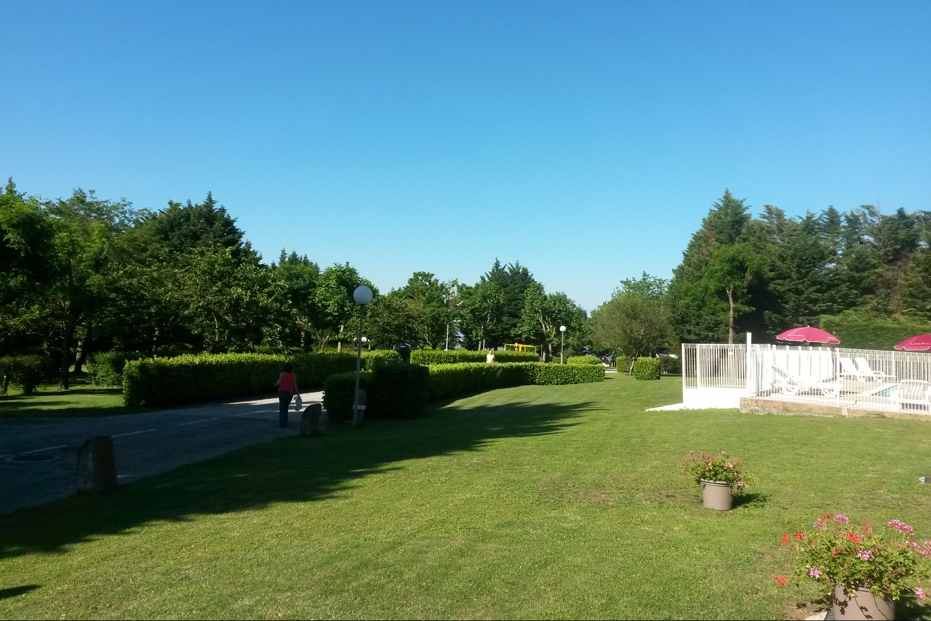 La Porte d' Autan - grüne Wiese auf dem Campingplatz 