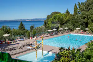 La Rocca Camp La Rocca Camping Village - Übersicht auf den Pool auf dem Campingplatz