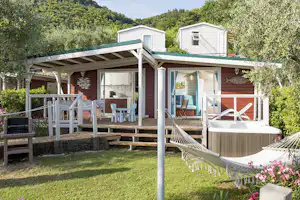 La Rocca Camp La Rocca Camping Village - Luxus-Mobilheim mit Verranda, Whirlpool und Hängematte auf dem Campingplatz