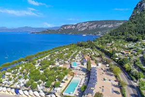 La Rocca Camping Village - Campingplatz mit dem Blick auf das Meer - Campingplatz aus der Vogelperspektive