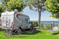 La Rocca Camping Village - Wohnmobilstellplatz mit Blick auf den Gardasee auf dem Campingplatz