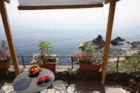 La Timpa International Camping  - Blick von der Veranda am Mobilheim auf das Mittelmeer