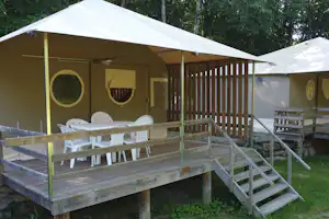 La Vallee de Poupet - Mobilheim mit Veranda auf dem Campingplatz