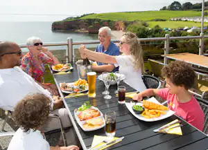 Ladram Bay Holiday Park - Restaurant mit Terrasse auf dem Campingplatz