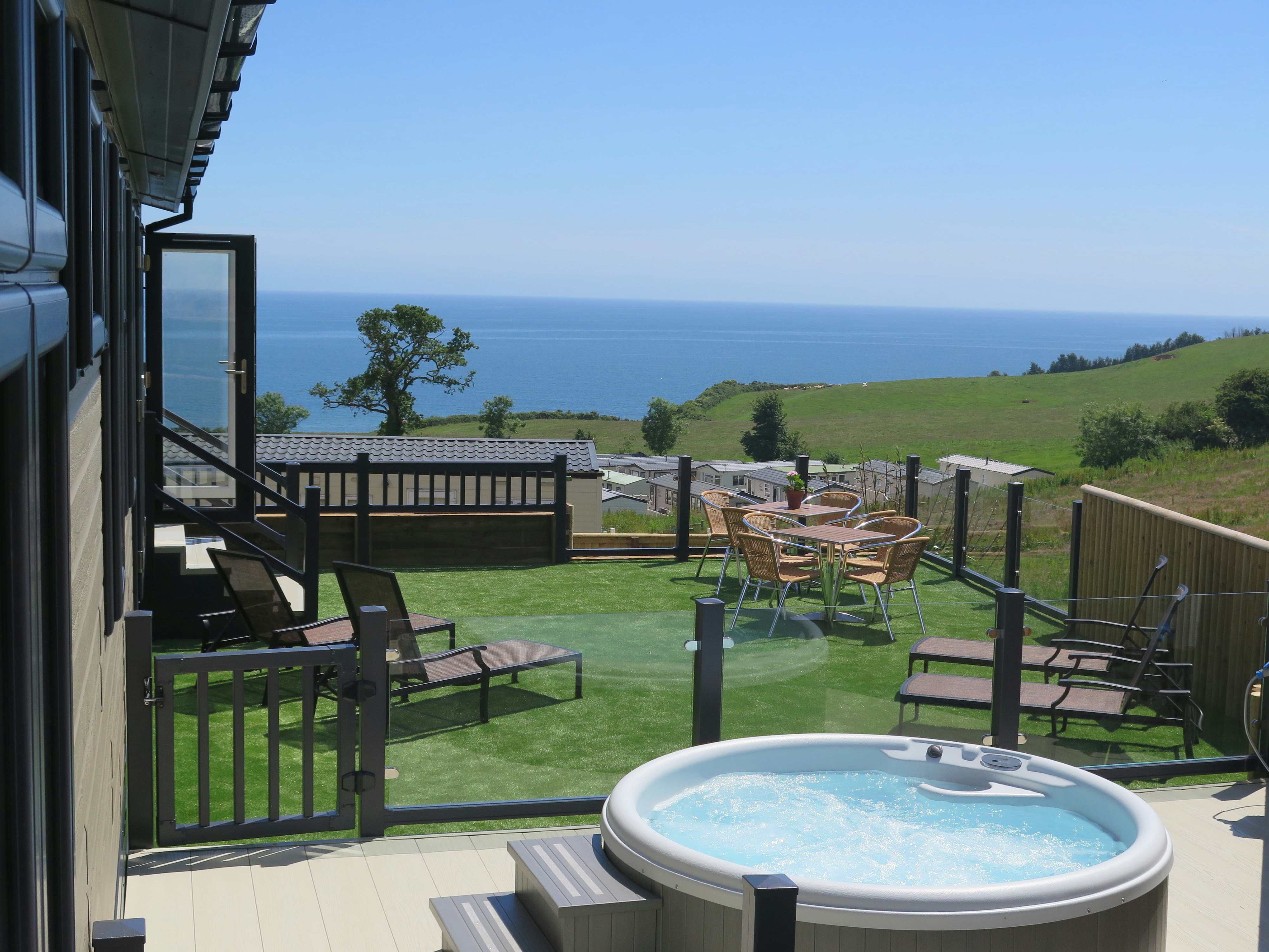 Ladram Bay Holiday Park - Terrasse einer Mietunterkunft mit Blick auf das Meer