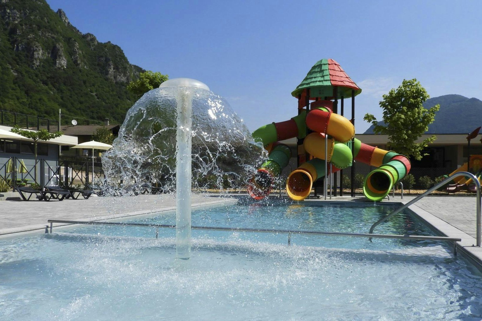 Lago Idro Glamping Boutique  Lago Idro Camping Boutique - Kinderbereich im Freibad