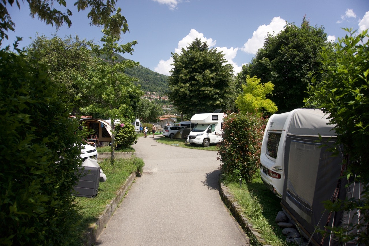 Lagocamp  Lagocamp-Parkcamping Maccagno - Standplätze auf dem Campingplatz