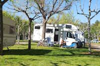 Lake Caspe Camping - Wohnwagenstellplätze von Bäume umgeben auf dem Campingplatz