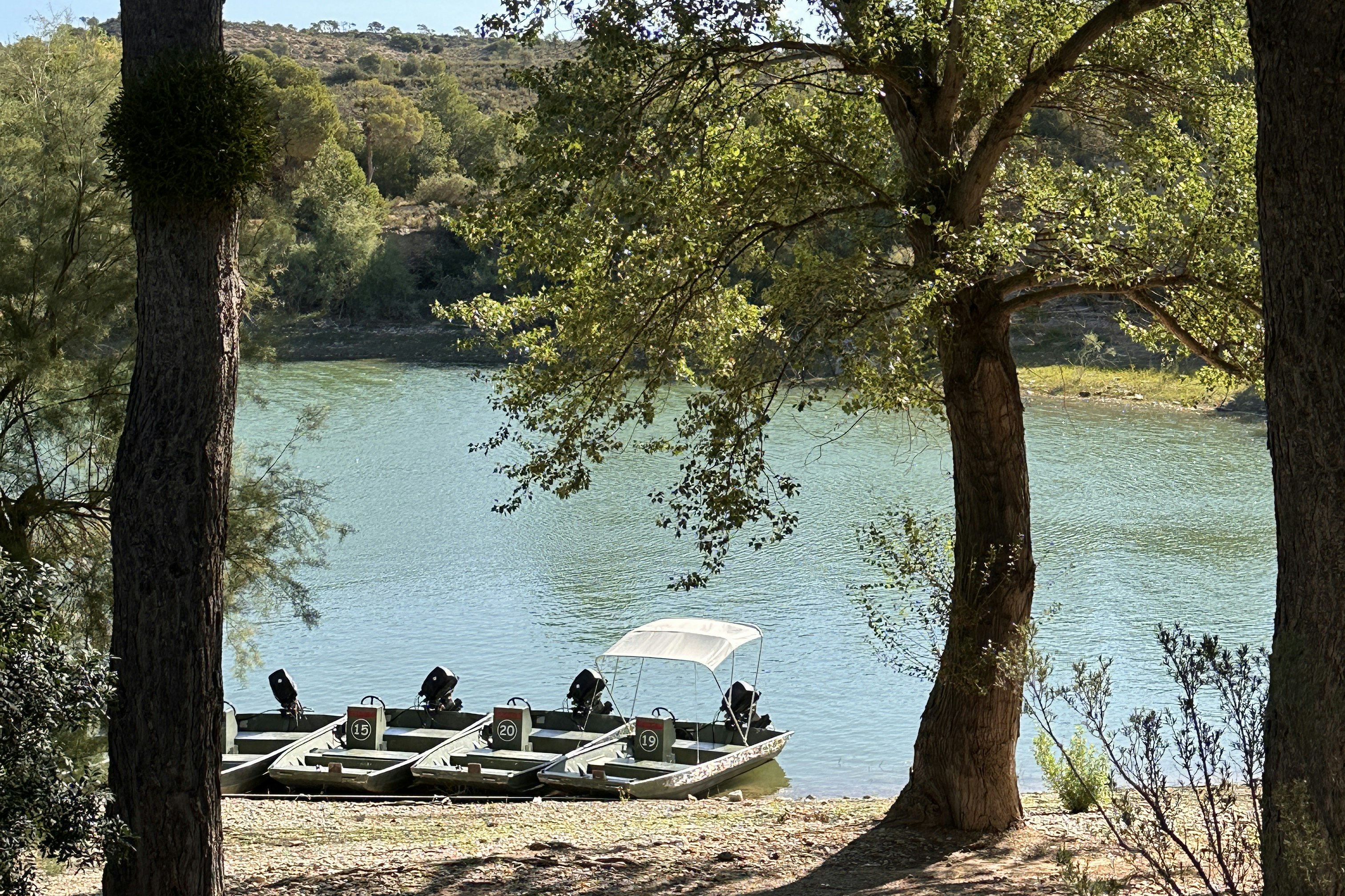 TAIGA Lake Caspe   Camping Lake Caspe - Bootsanlegestelle auf dem See