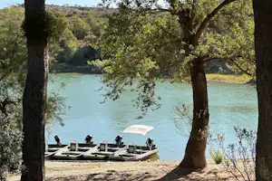 TAIGA Lake Caspe Camping Lake Caspe - Bootsanlegestelle auf dem See