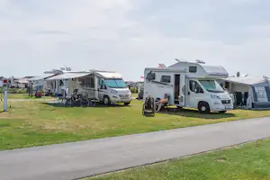 Lakolk Strand Camping - Ausgestatteter Wohnwagenstellplatz auf grüner Wiese auf dem Campingplatz