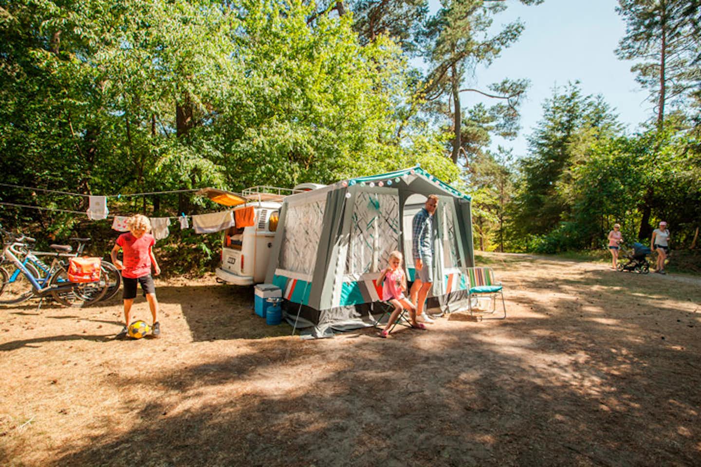 Landal Coldenhove  -  Camper am Wohnmobil auf dem Stellplatz vom Campingplatz im Grünen