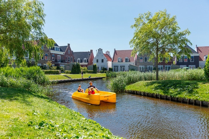 Landal Esonstad  -  Camper im Tretboot auf einem Kanal am Campingplatz
