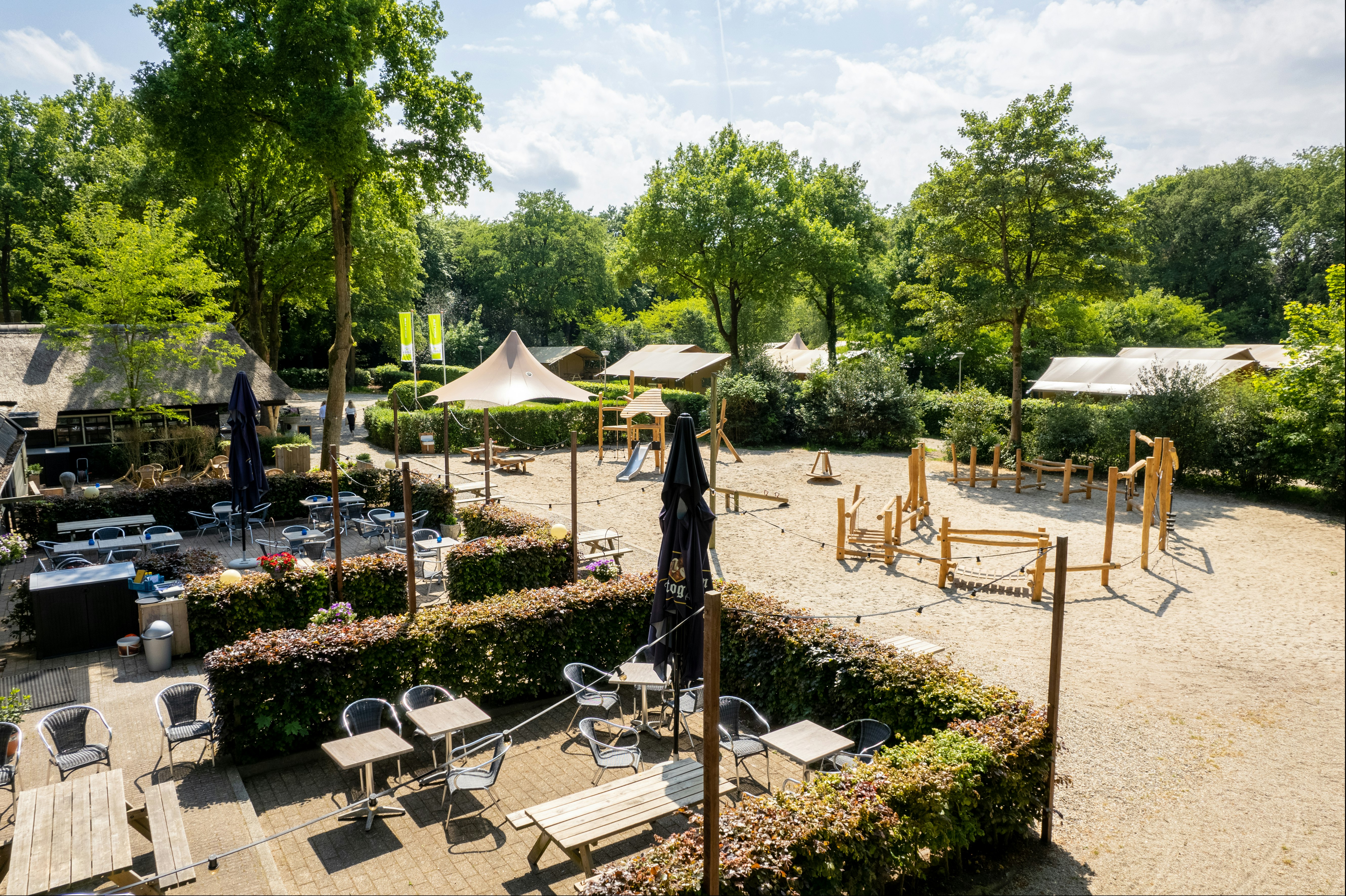 Landal GreenParks Glamping Gooise Heide - Blick auf die Terrasse des Restaurants und den Kinderspielplatz