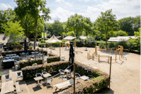 Landal GreenParks Glamping Gooise Heide - Blick auf die Terrasse des Restaurants und den Kinderspielplatz