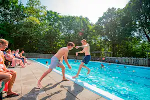 Landal Rabbit Hill - Camper am Pool vom Campingplatz im Grünen