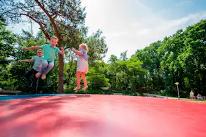 Landal Rabbit Hill - Trampolin springende Kinder auf dem Campingplatz