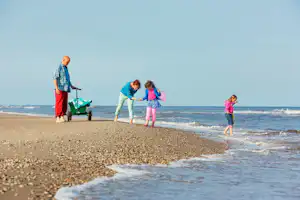 Landal Sluftervallei - Camper Familie am Strand der Nordsee in der Nähe vom Campingplatz