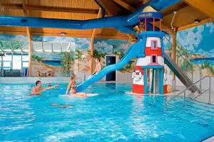Landal Sluftervallei - Camper im Kinderbecken vom Indoor Pool mit Wasserrutsche auf dem Campingplatz
