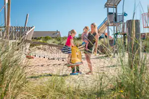Landal Sluftervallei - Camper mit Kindern auf dem Spielplatz vom Campingplatz