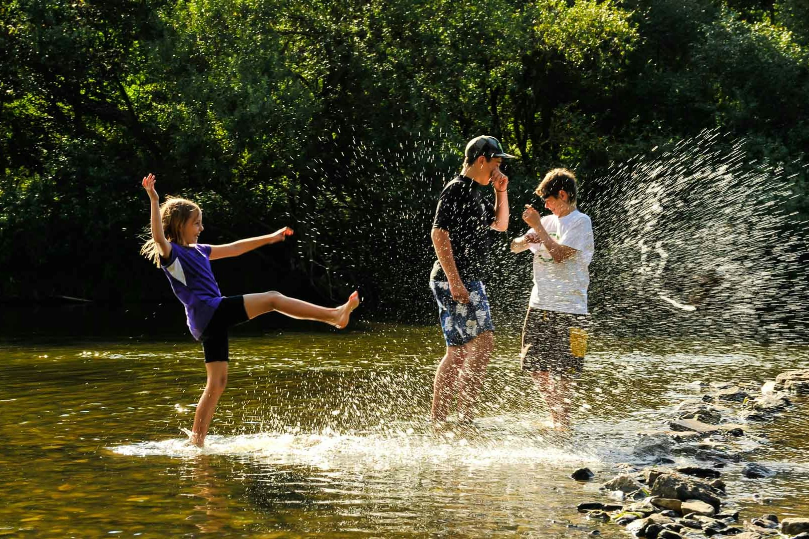 Landgasthof Probstei Zella - Kinder spielen im Wasser am Campingplatz